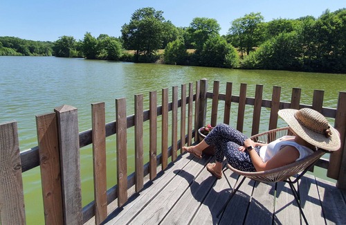 Saint-Estephe Chalet De Esquí | Chalet avec Terrasse sur Étang de pêche privé à Saint-Estèphe en Périgord