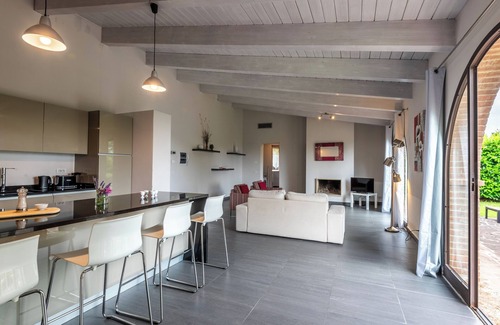 Trequanda Chalet De Esquí | Chalet "Basilico' with Shared Pool, Private Terrace & Wi-Fi