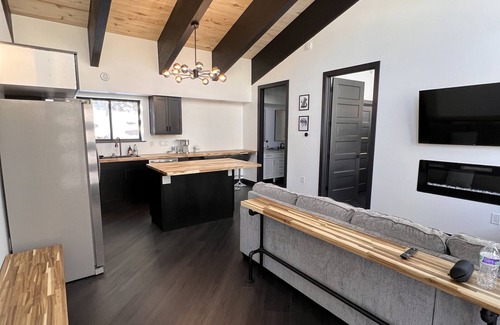 Steam Engine Meadows Chalet De Esquí | Chalet Black: Modern Ski Resort Haven in Wooded Paradise! 4 queen beds