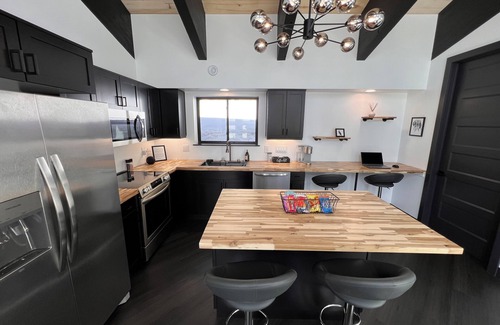 Steam Engine Meadows Chalet De Esquí | Chalet Black: Modern Ski Resort Haven in Wooded Paradise! 4 queen beds