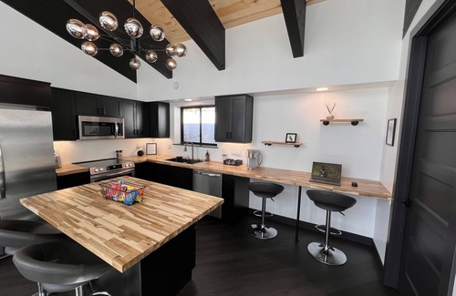 Steam Engine Meadows Chalet De Esquí | Chalet Black: Modern Ski Resort Haven in Wooded Paradise! 4 queen beds