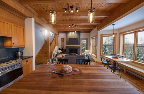 Les Eboulements Chalet De Esquí | Chalet Bleu 55: River Views, Pool Table & Spa
