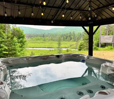 Mauricie Chalet De Esquí | Chalet bois rond, Spa, rivière & nature