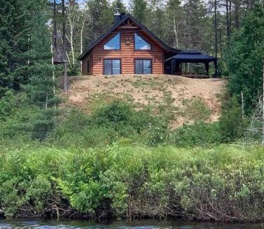 Mauricie Chalet De Esquí | Chalet bois rond, Spa, rivière & nature