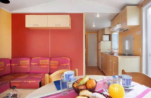 Burinhosa Chalet De Esquí | Chalet 'Bungalow T2 V - 15 Min From Nazaré' con piscina compartida, terraza y aire acondicionado