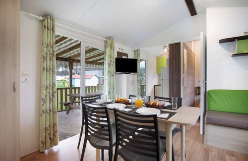 Burinhosa Chalet De Esquí | Chalet 'Bungalow T3 I I I - 15 Min Nazaré' con piscina compartida, terraza y aire acondicionado