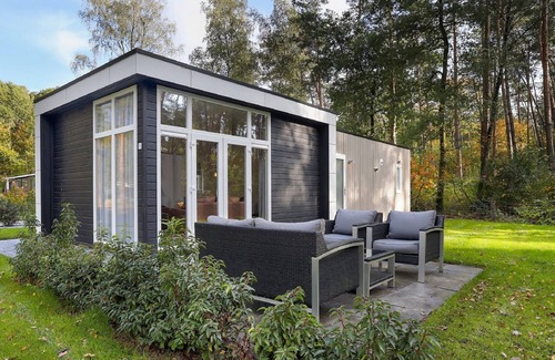 Markelo Chalet De Esquí | Chalet by Forest Edge with Modern Design