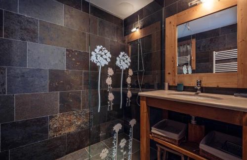 Meribel Chalet De Esquí | Chalet Chaleureux à Méribel : Cheminée, Jacuzzi, Proche Commerces, 4 Chambres en Suite - FR-1-688-18