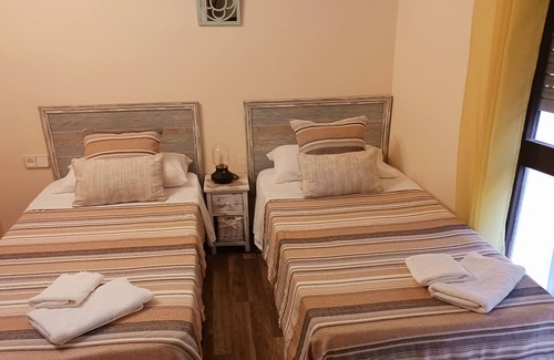 San Jorge Chalet De Esquí | Chalet 'Chelinas' with Mountain View, Garden, Terrace & Wi-Fi