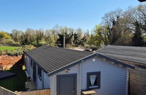 Horton Casa | Chalet close to Heathrow T5, Windsor Castle, Legoland, Thorpe Park, with off road parking, free Wifi, private garden, spacious & fully equipped, cozy wood burner & comfy sofa, ideal for exploring London with trains to Waterloo, a beautiful unique retreat