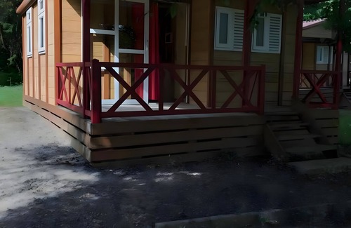 Bretagne-d'Armagnac Alquiler De RV | Chalet 'Club 5 Personnes 89' con terraza privada, jardín privado y Wi-Fi