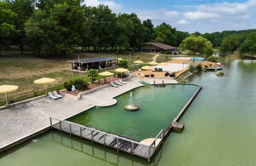 Bretagne-d'Armagnac Alquiler De RV | Chalet 'Club 5 Personnes 89' con terraza privada, jardín privado y Wi-Fi