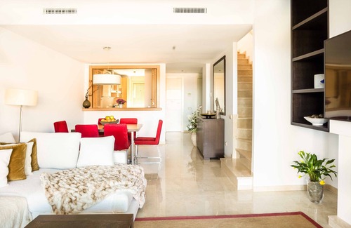 Mijas Chalet De Esquí | Chalet 'Comodo Triplex La Cala Golf' con piscina compartida, Wi-Fi y aire acondicionado