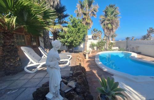 Arico Casa | Chalet con piscina privada de 2 dormitorios, terrazas, jardin y barbacoa - Casa Momo