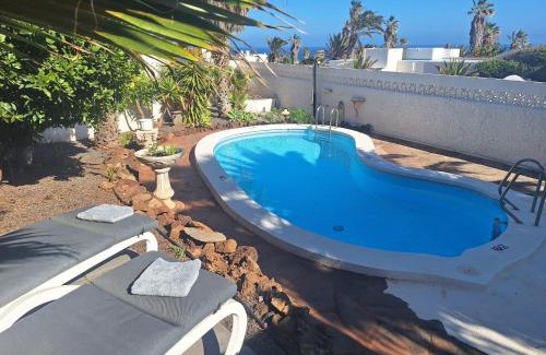 Arico Casa | Chalet con piscina privada de 2 dormitorios, terrazas, jardin y barbacoa - Casa Momo