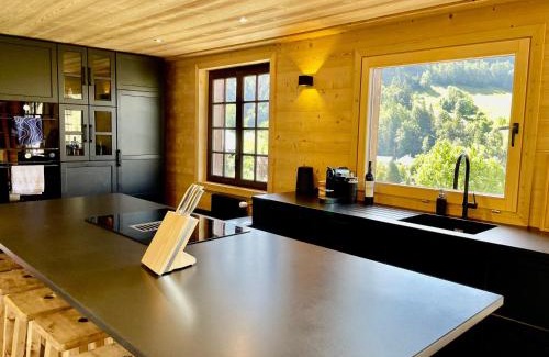Flumet Chalet De Esquí | Chalet cosy rénové, 4 chambres, terrasse, wifi, parking, près village et ski-bus - FR-1-505-191