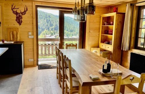 Flumet Chalet De Esquí | Chalet cosy rénové, 4 chambres, terrasse, wifi, parking, près village et ski-bus - FR-1-505-191