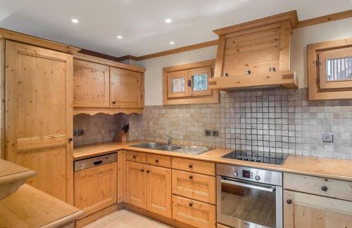 Megeve Chalet De Esquí | Chalet de Charme 4 Chambres, Balcons, Jardin, Proche Centre et Télécabine Megève - FR-1-453-12