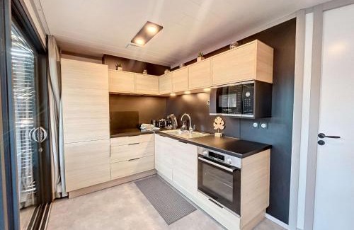 Jullouville Chalet De Esquí | Chalet de Standing à Jullouville: 6 Couchages, Piscine Chauffée, Proche Plage et Commerces, WiFi Gratuit - FR-1-361-548