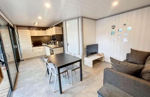 Jullouville Chalet De Esquí | Chalet de Standing à Jullouville: 6 Couchages, Piscine Chauffée, Proche Plage et Commerces, WiFi Gratuit - FR-1-361-548