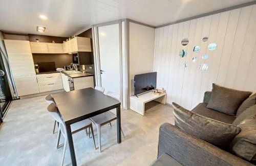 Jullouville Chalet De Esquí | Chalet de Standing à Jullouville: 6 Couchages, Piscine Chauffée, Proche Plage et Commerces, WiFi Gratuit - FR-1-361-548
