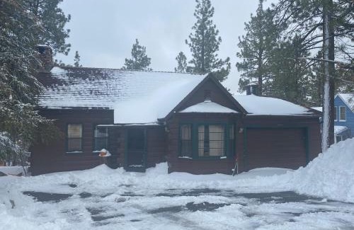 Big Bear Lake Chalet De Esquí | Chalet Des Ours -Comfortable and spacious home with WIFI! Close to everything!