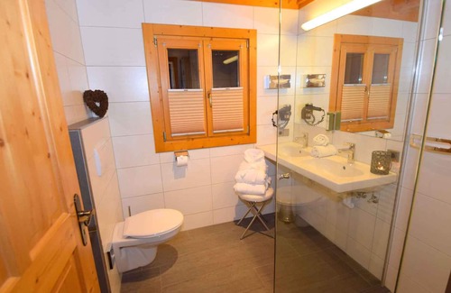 Emberg Casa | Casa vacacional directamente sobre una cuesta de valle nevada y iluminada