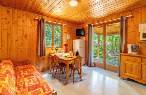 Mirabel-aux-Baronnies Chalet De Esquí | Chalet 'Gite Thym' con piscina compartida, terraza privada y Wi-Fi