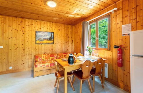 Mirabel-aux-Baronnies Chalet De Esquí | Chalet 'Gite Thym' con piscina compartida, terraza privada y Wi-Fi