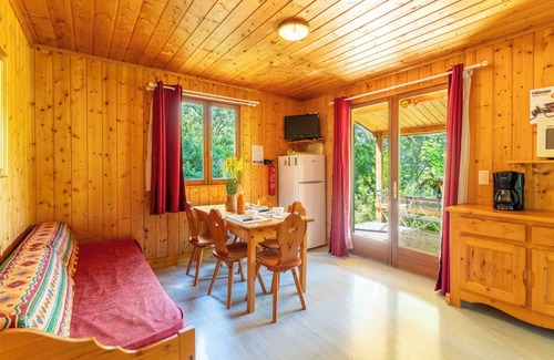 Mirabel-aux-Baronnies Chalet De Esquí | Chalet 'Gite Serpolet' con piscina compartida, terraza privada y Wi-Fi