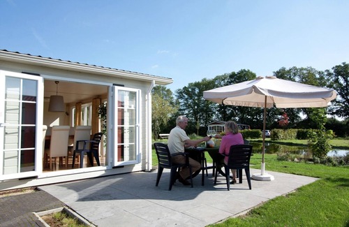 Municipality of Rijssen-Holten Chalet De Esquí | Precioso chalet en un parque de vacaciones, con lavavajillas junto a un estanque