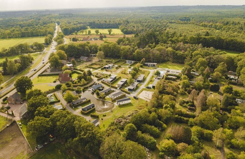Municipality of Rijssen-Holten Chalet De Esquí | Precioso chalet en un parque de vacaciones, con lavavajillas junto a un estanque