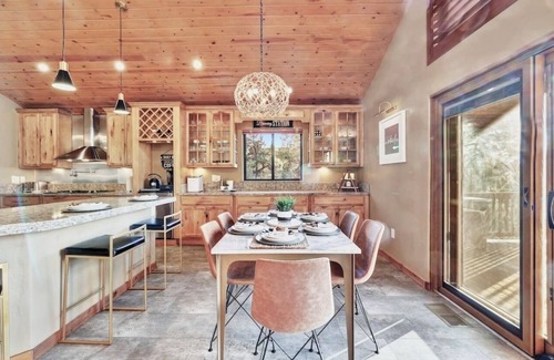 Sierra Pines Cabina | Chalet in the Woods-Private Yard-2 Master Suites-EV Charger-Pets