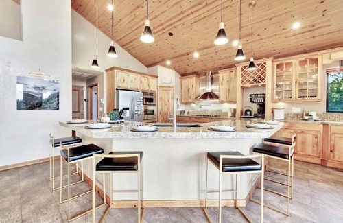 Sierra Pines Cabina | Chalet in the Woods-Private Yard-2 Master Suites-EV Charger-Pets