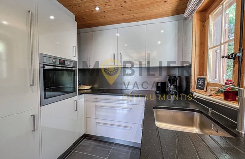 St. Luc Chalet De Esquí | Chalet individuel de 2 étages pour 9 personnes d'une surface estimée à 100m2. Le chalet se situe sur