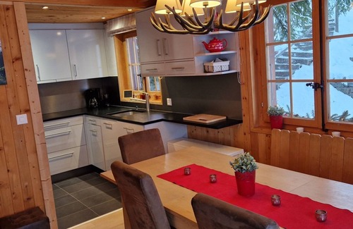 St. Luc Chalet De Esquí | Chalet individuel de 2 étages pour 9 personnes d'une surface estimée à 100m2. Le chalet se situe sur