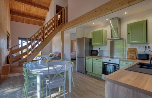 Pays-de-Belves Chalet De Esquí | Chalet Kozy in Périgord Noir, comfort and zenitude in the shade of tall trees