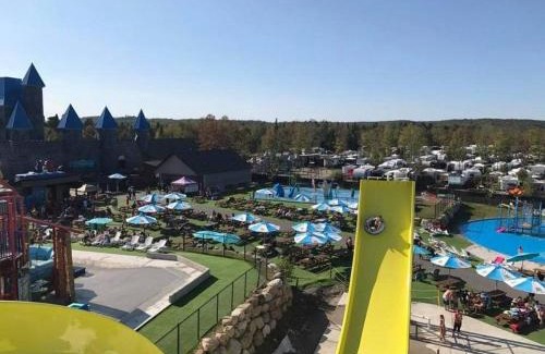 Chertsey Chalet De Esquí | Chalet L'Écureuil (waterfront, modern, spa, BBQ)