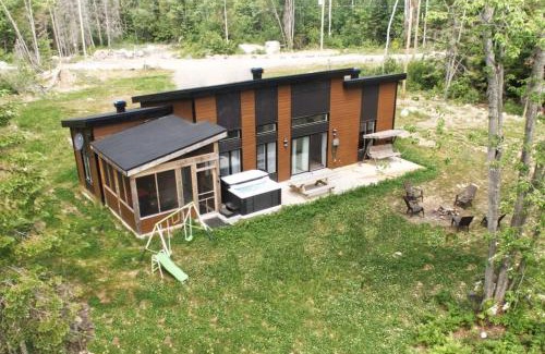 Chertsey Chalet De Esquí | Chalet L'Écureuil (waterfront, modern, spa, BBQ)