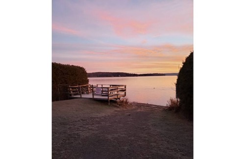 Lac-Brome Chalet De Esquí | Chalet Lac Brome, close to the lake with fireplace in the living room and swimming pool