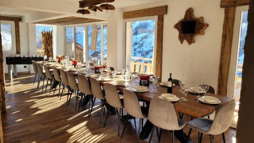 Vars Chalet De Esquí | Chalet le Chantelevent for 24 Guests - Slope Views, Pool & Jacuzzi