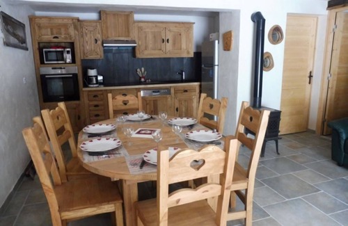 Bluffy Chalet De Esquí | CHALET LES CLARINES between lake and mountains