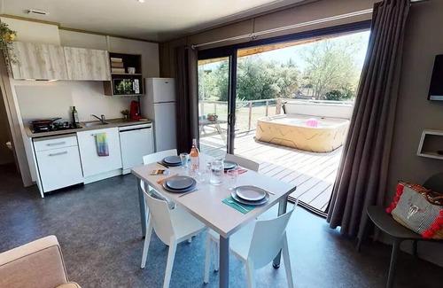 Lourmarin Chalet De Esquí | Chalet Luberon - 35m2 - 2 Schlafzimmer + Jacuzzi (4 Erwachsene & 1 Kind max 12 Jahre) 4 bis 5 Personen - 4 Pers. im Preis enthalten
