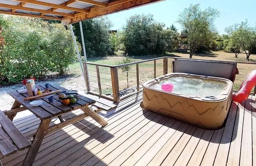 Lourmarin Chalet De Esquí | Chalet Luberon - 35m2 - 2 Schlafzimmer + Jacuzzi (4 Erwachsene & 1 Kind max 12 Jahre) 4 bis 5 Personen - 4 Pers. im Preis enthalten