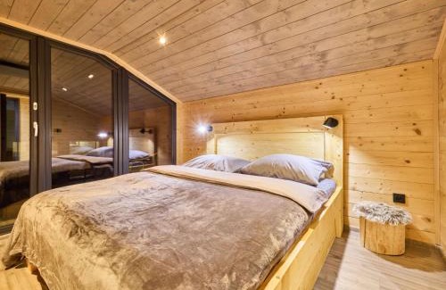 Mlade Buky Chalet De Esquí | Chalet Luxe Timber Lodge & Relaxing Bath by Interhome