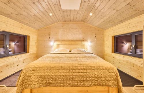 Mlade Buky Chalet De Esquí | Chalet Luxe Timber Lodge & Yoga Loft by Interhome