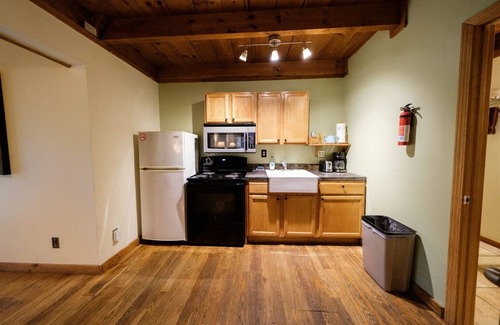 Slade Cabina | Chalet: Luxury Suite with Exclusive Hot Tub near Natural Bridge
