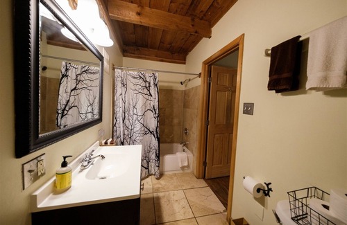 Slade Cabina | Chalet: Luxury Suite with Exclusive Hot Tub near Natural Bridge