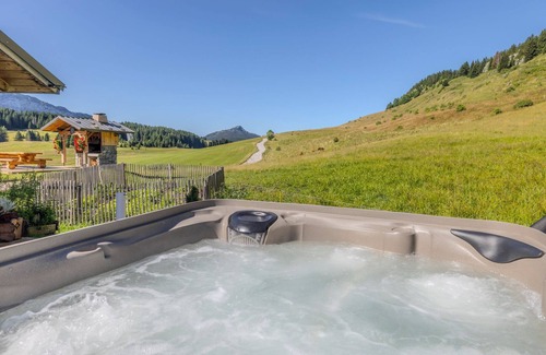 Le Petit-Bornand-les-Glieres Chalet De Esquí | Chalet 'Merlin' con vistas a la montaña, terraza privada y Wi-Fi