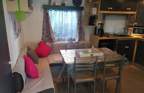 Les Mathes Alquiler De RV | Chalet "Mobil-Home Climatisé, Calme, Arboré" con piscina, terraza privada y aire acondicionado